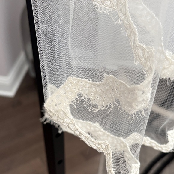 Elegant White Lace Bridal Veil